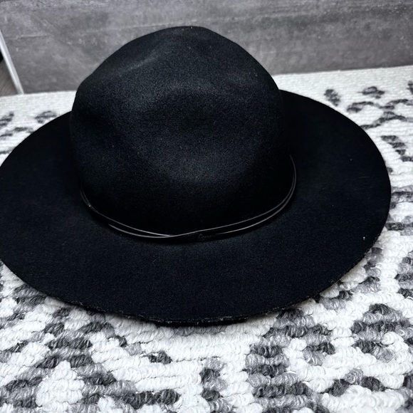 Urban Outfitters Accessories - Urban Outfitters Black Felt Wide-Brim Fedora